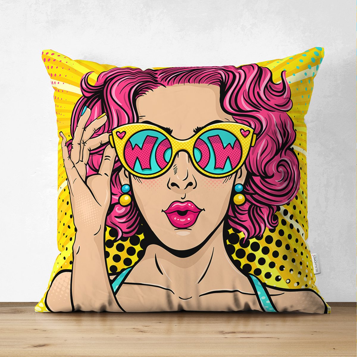 Sarı Zeminli Pop Art Girl Desenli Çift Taraflı Dekoratif Süet Yastık Kırlent Kılıfı Realhomes