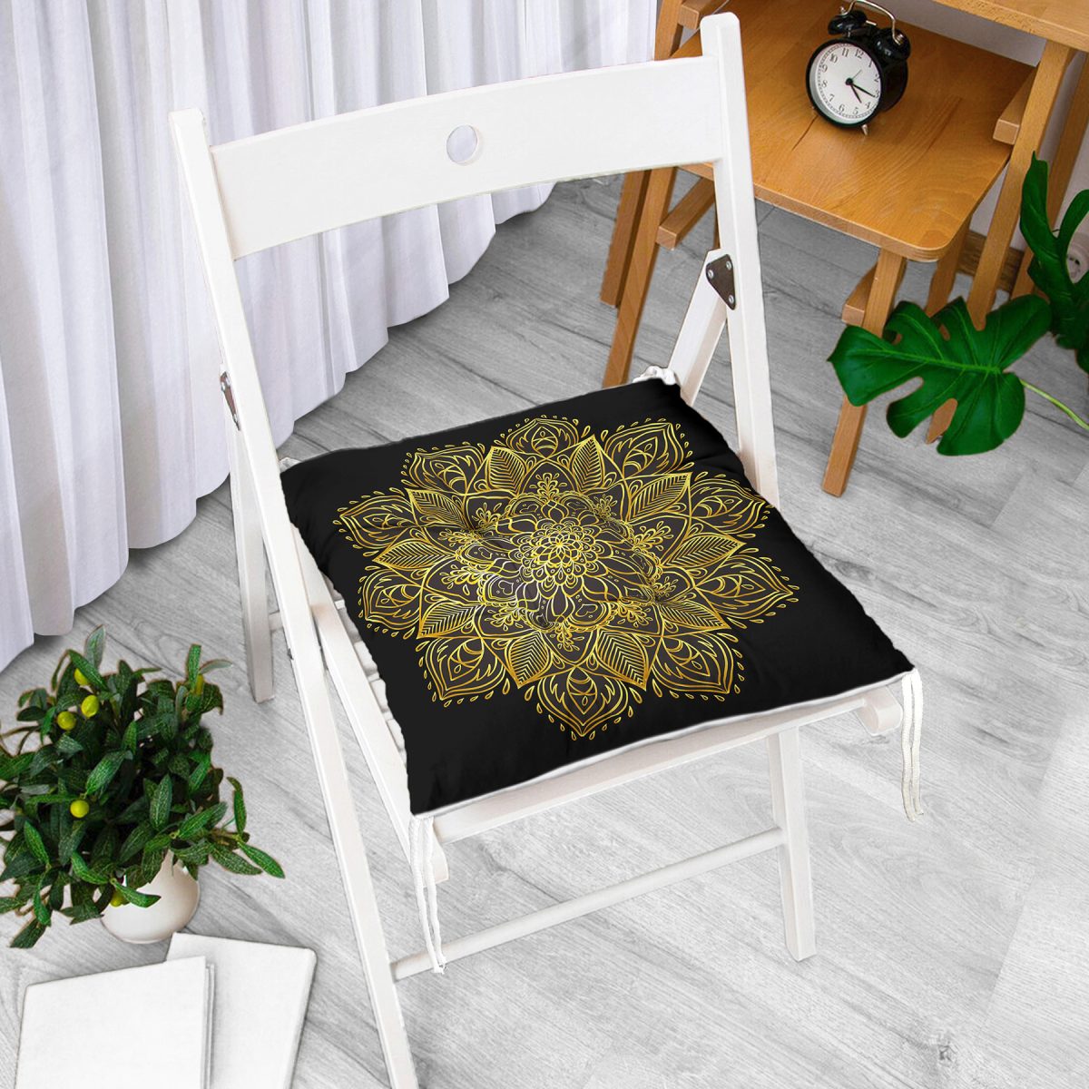 Siyah Zeminde Gold Mandala Motifli Pofuduk Sandalye Minderi Realhomes