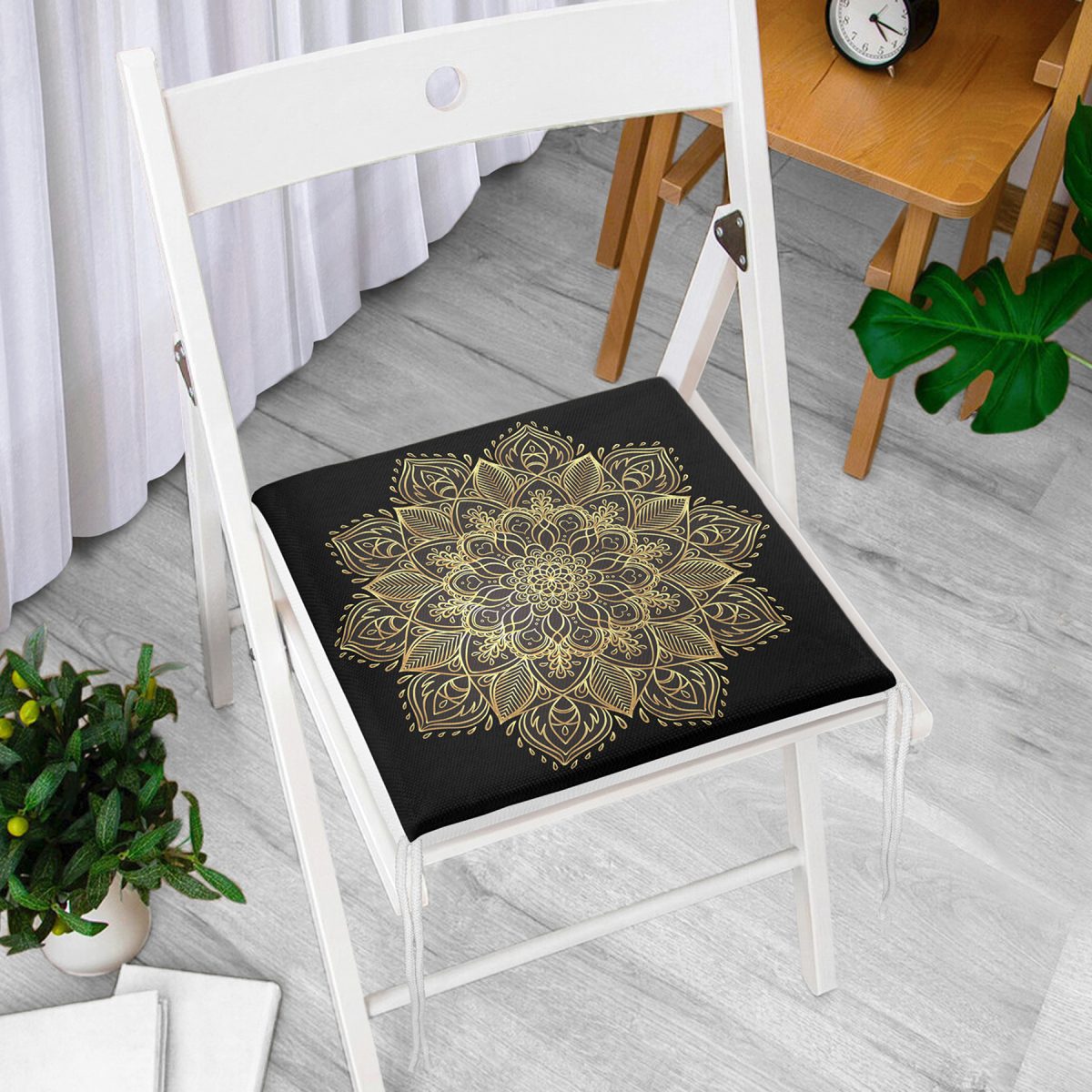 Siyah Zeminde Gold Mandala Motifli Fermuarlı Sandalye Minderi Realhomes