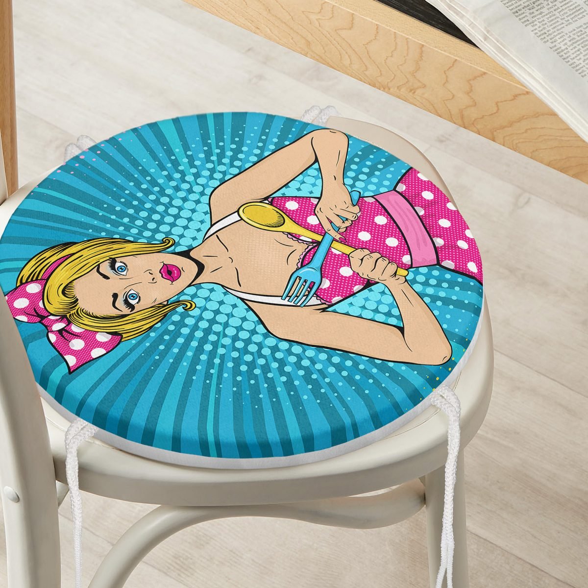 Mavi Zemini Popart Girl Desenli Yuvarlak Fermuarlı Sandalye Minderi Realhomes