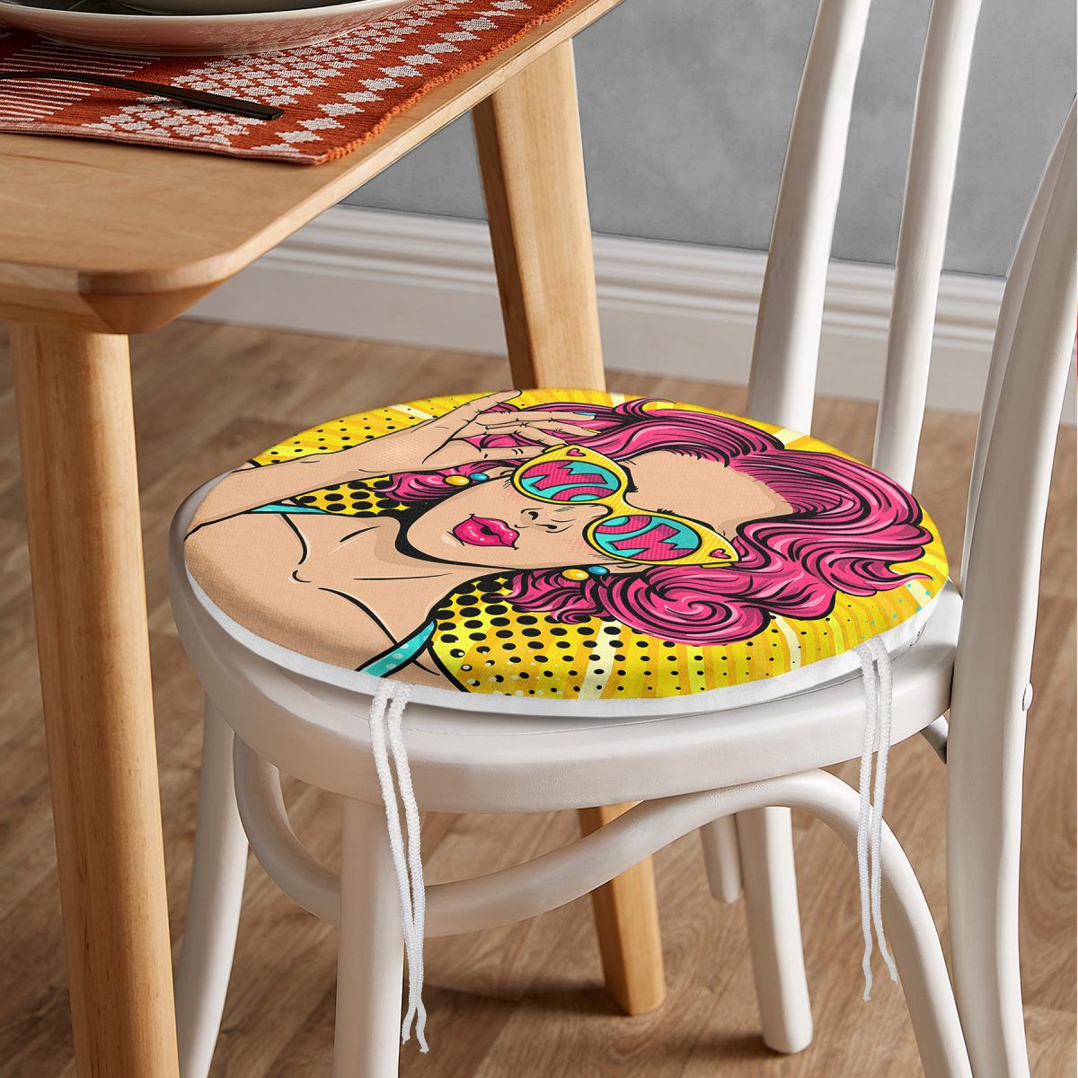 Sarı Zeminli Pop Art Girl Desenli Yuvarlak Fermuarlı Sandalye Minderi Realhomes