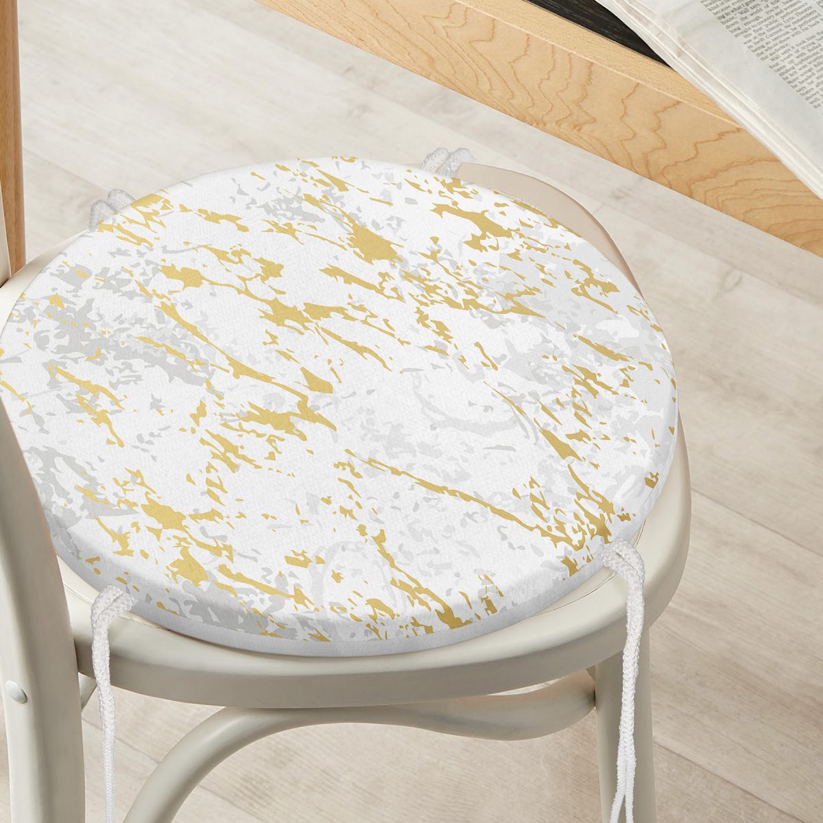 Gri Beyaz Zeminde Gold Detaylı Çizim Dijital Baskılı Modern Yuvarlak Fermuarlı Sandalye Minderi Realhomes