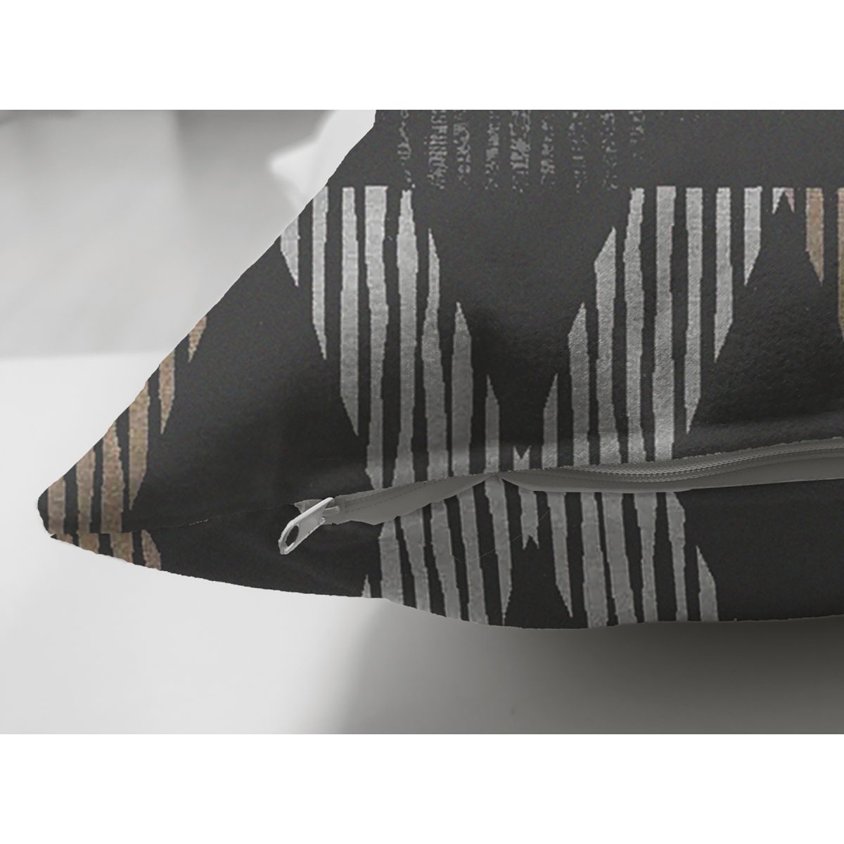 Siyah Zemin Geometrik Üçgen Tasarımlı Süet Yastık Kırlent Kılıfı Realhomes
