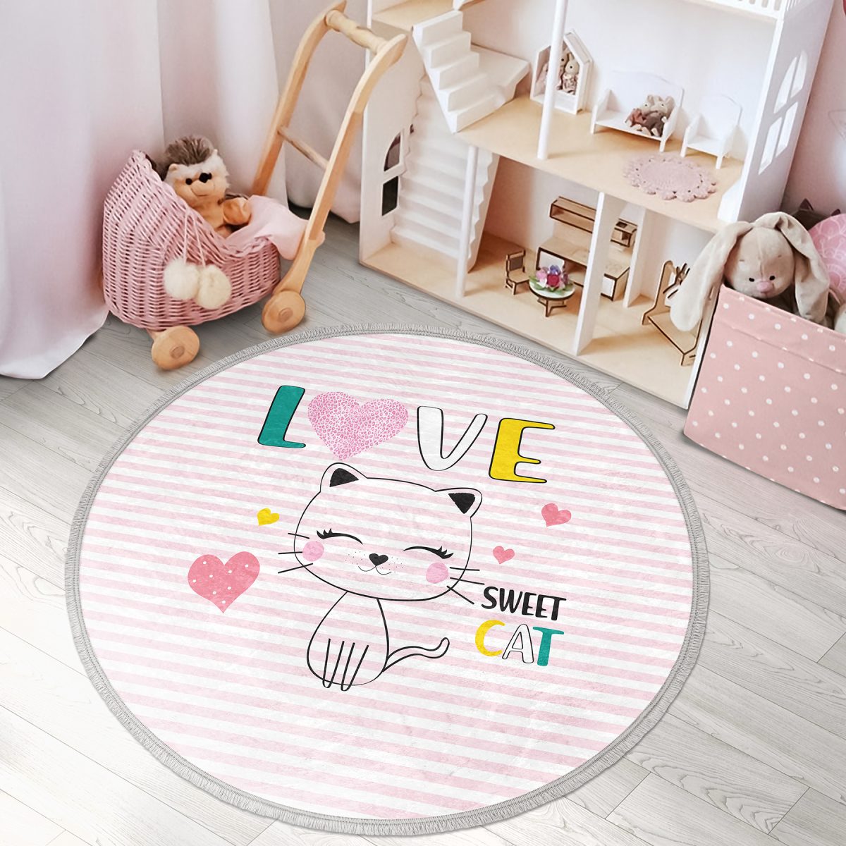 Pembe Çizgili Zeminde Sweet Cat Tasarımlı Çocuk & Genç Odası Makinede Yıkanabilir Kaymaz Tabanlı Püsküllü Yuvarlak Çocuk Halısı Realhomes