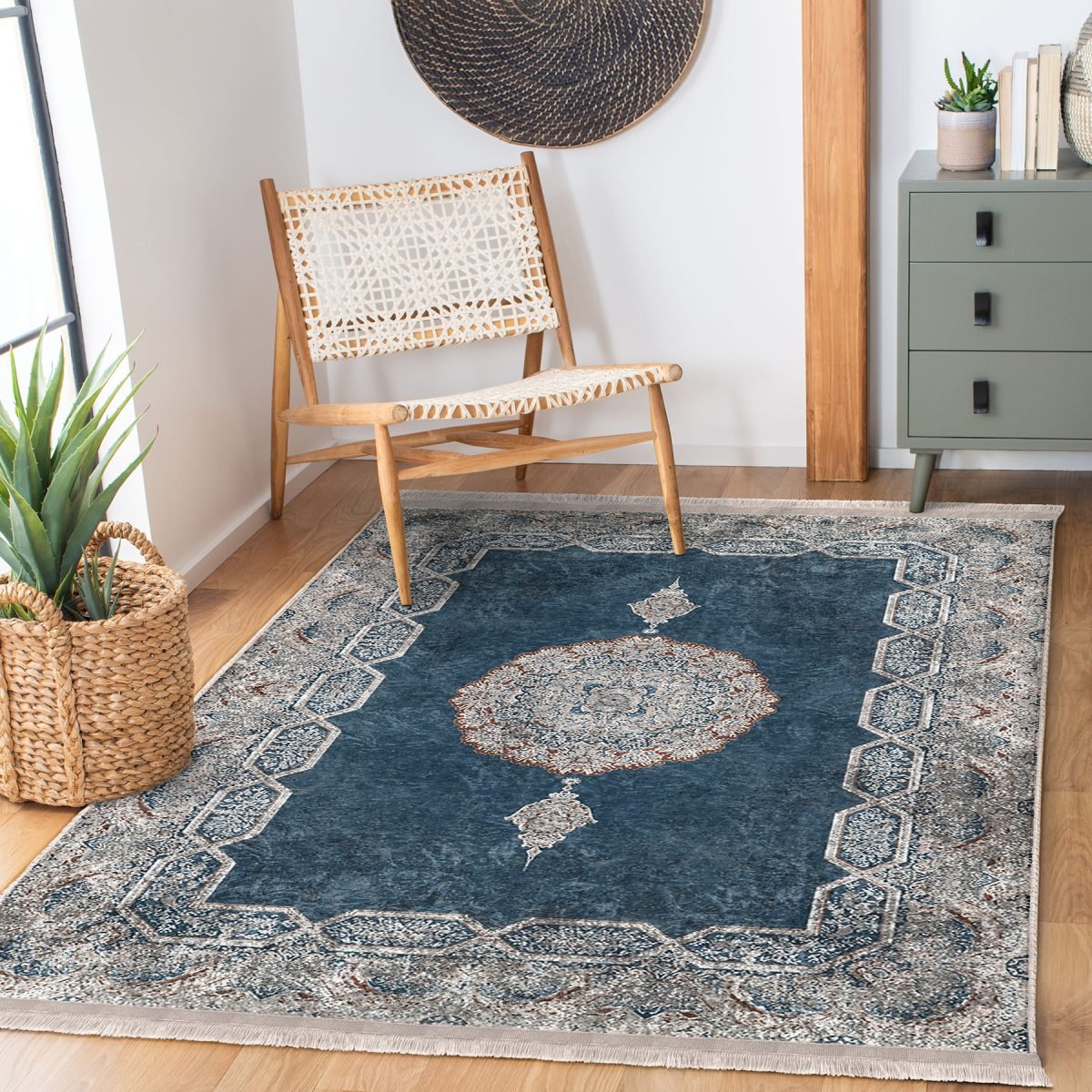 Mavi Zeminde Kilim Motifli Otantik Desenli Eskitme Motifli Avangarde Salon & Oturma Odası Yatak Odası Dijital Baskılı Makinede Yıkanabilir Kaymaz Taban Saçaklı Halı Realhomes