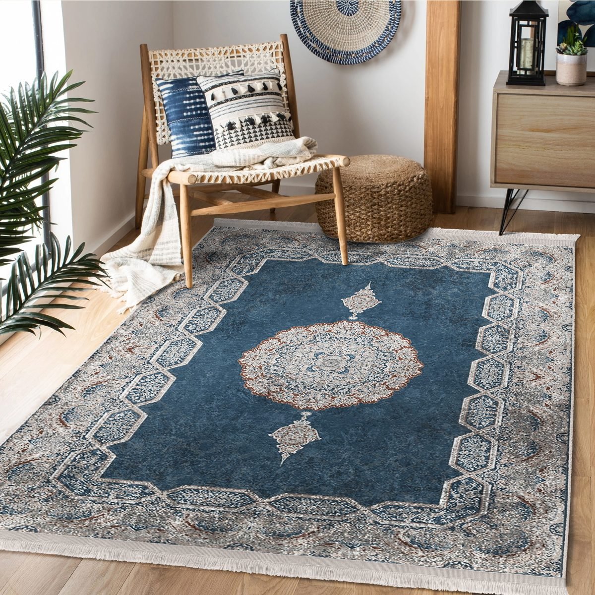 Mavi Zeminde Kilim Motifli Otantik Desenli Eskitme Motifli Avangarde Salon & Oturma Odası Yatak Odası Dijital Baskılı Makinede Yıkanabilir Kaymaz Taban Saçaklı Halı Realhomes