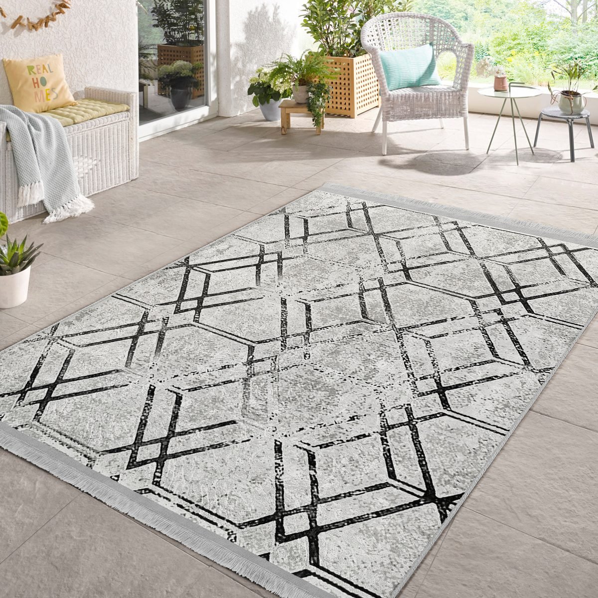 Siyah - Gri Zeminde Geometrik Motifli Kilim Desenli Geometrik Sade & Şık Salon & Oturma Odası Koridor & Antre Dijital Baskılı Makinede Yıkanabilir Kaymaz Taban Saçaklı Halı Realhomes