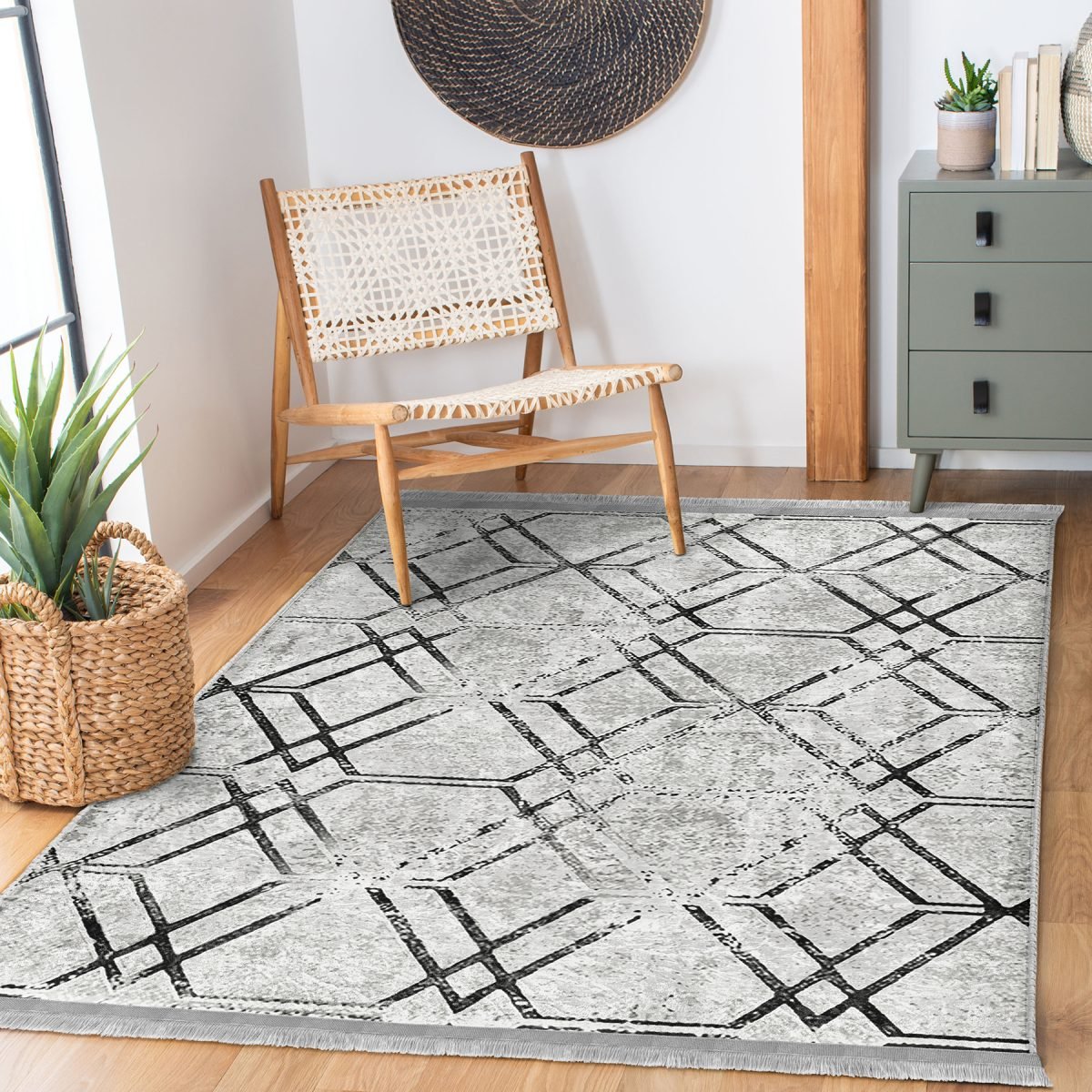 Siyah - Gri Zeminde Geometrik Motifli Kilim Desenli Geometrik Sade & Şık Salon & Oturma Odası Koridor & Antre Dijital Baskılı Makinede Yıkanabilir Kaymaz Taban Saçaklı Halı Realhomes