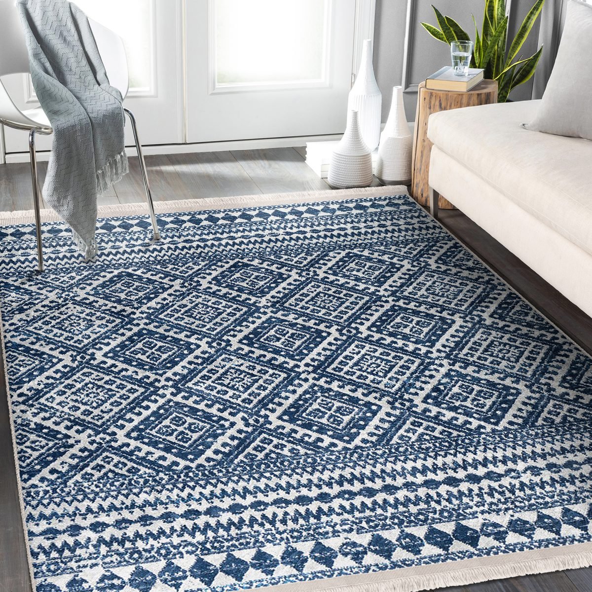 Lacivert Zeminde Geleneksel Motifli Kilim Desenli Geometrik Etnik Motifler Koridor & Antre Salon & Oturma Odası Dijital Baskılı Makinede Yıkanabilir Kaymaz Taban Saçaklı Halı Realhomes