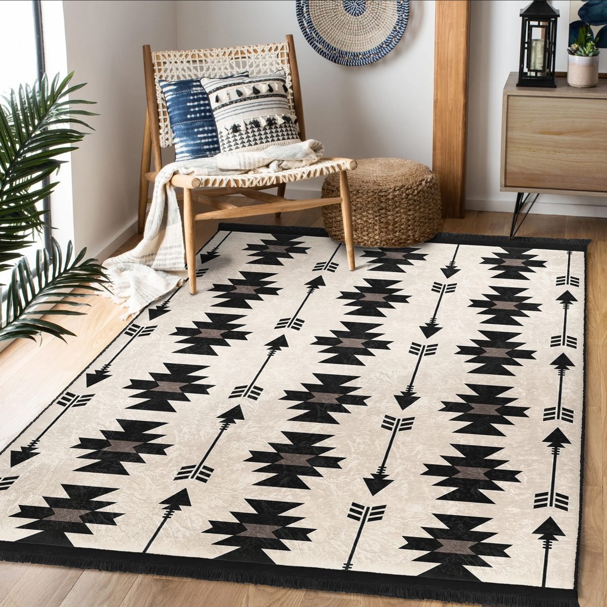 Siyah - Krem Zeminde Kilim Motifli Geometrik Desenli Geometrik Sade & Şık Salon & Oturma Odası Koridor & Antre Dijital Baskılı Makinede Yıkanabilir Kaymaz Taban Saçaklı Halı Realhomes